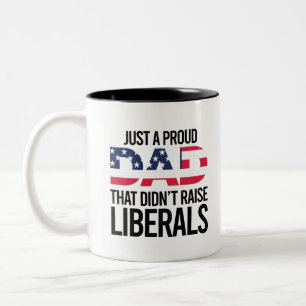 Nur ein stolzer Vater, der keine Liberalen großgez Zweifarbige Tasse