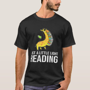 Nur ein wenig Leichtigkeit Giraffe mit Büchern f T-Shirt
