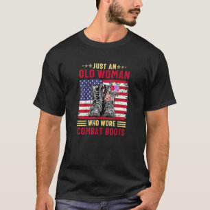 Nur eine alte Frau, die Kampfstiefel trug T-Shirt