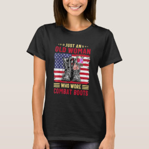 Nur eine alte Frau, die sich für Kampfstiefel eins T-Shirt