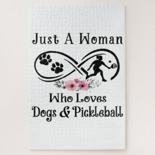 Nur eine Frau, die Hunde und Pickleball Liebe