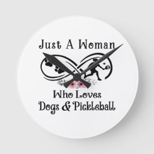 Nur eine Frau, die Hunde und Pickleball Liebe Runde Wanduhr