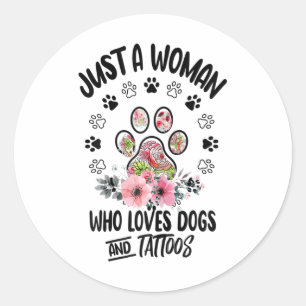 Nur eine Frau, die Hunde und Tattoos Liebe Runder Aufkleber