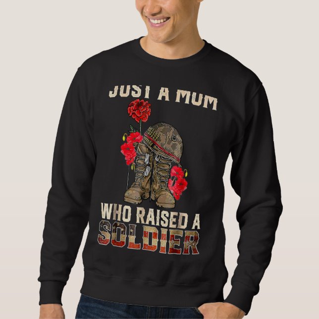 Nur eine Mama, die einen Soldaten-Kampfstiefel mit Sweatshirt (Vorderseite)