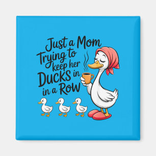 Nur eine Mutter, die Enten in einer Reihe hält Magnet