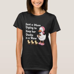Nur eine Mutter, die versucht, ihre Enten in einer T-Shirt