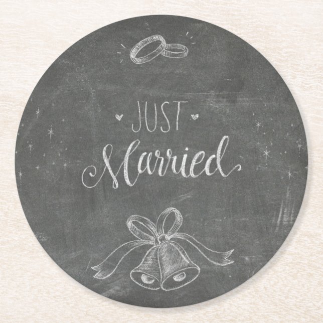 Nur heiraten Chalkboard Hochzeitsringe und Glocken Runder Pappuntersetzer (Vorderseite)