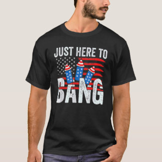 Nur hier, um die amerikanische Flagge Feuerwerk 4. T-Shirt