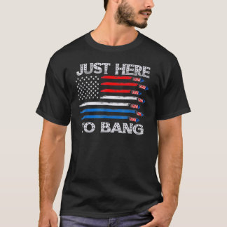 Nur hier, um die amerikanische Flagge Feuerwerk 4. T-Shirt