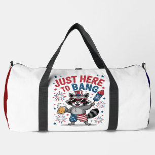 Nur hier um zu knallen" - Patriotischer Waschbär Duffle Bag