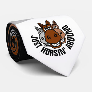 Nur Horsin, Pferd Krawatte