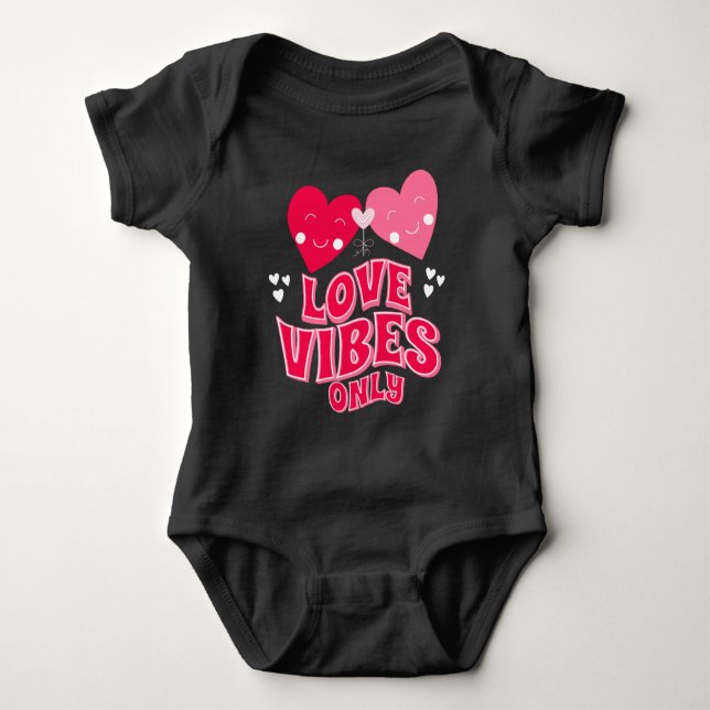 Nur Liebe Vibes Baby Strampler (Vorderseite)