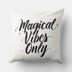 Nur Magische Vibes Kissen – Cozy Modern