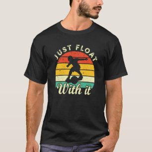 Nur mit einem Rollschuh-Skateboard schweben Frauen T-Shirt