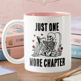 Nur noch ein Kapitel Lustiger lesender Skelett Zweifarbige Tasse