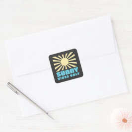 Nur Sunny Vibes - Bold Retro Sunshine Graphic Quadratischer Aufkleber