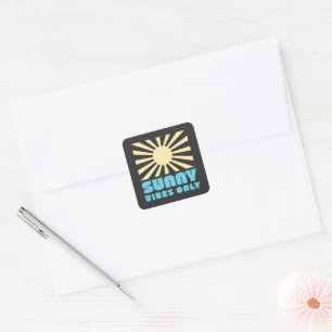Nur Sunny Vibes - Bold Retro Sunshine Graphic Quadratischer Aufkleber