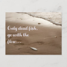 Nur tote Fische gehen mit dem Fluss - Funny Zitat Postkarte