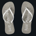 Nur verheiratet geschrieben in Beach Sand Flip Flo Flip Flops<br><div class="desc">Diese lustigen Flip Flops sind mit den Worten "Just Married" im Sand in weiß geschrieben. Sie können auch die Farbe des Gurtes ändern! Copyright Kathy Henis</div>