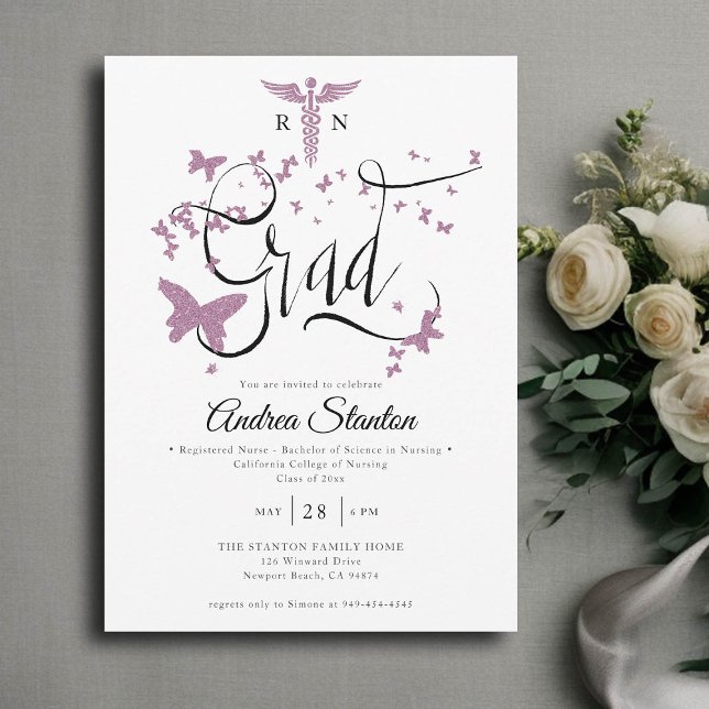 Nurse Abschluss Lila Butterfly Grad Kalligrafie Einladung (nurse graduation party invitation purple butterflies caduceum grad calligraphy elegant classic chic)