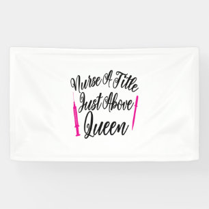 Nurse Art nährt einen Titel über der Königin Banner