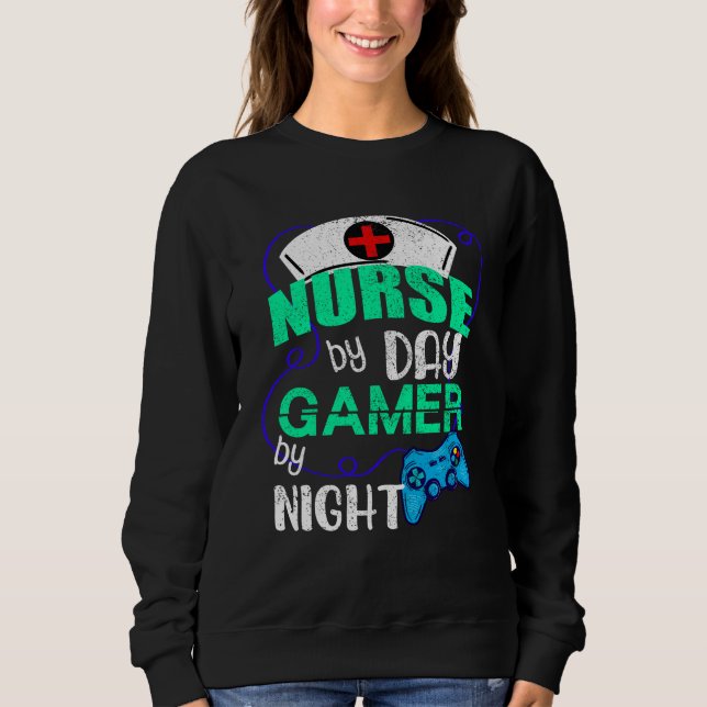 Nurse by Day Gamer by Night Sweatshirt (Vorderseite)