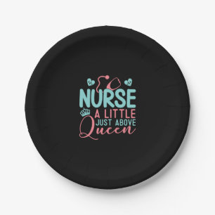 Nurse ein wenig über Königin Pappteller