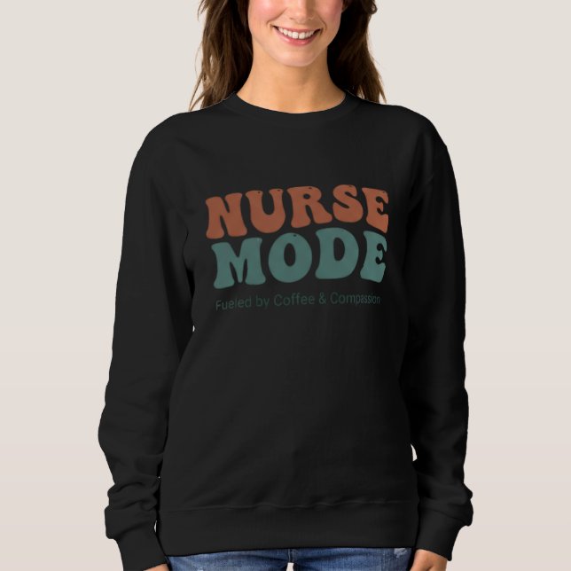 Nurse Mode Retro Wavy Typography Sweatshirt (Vorderseite)