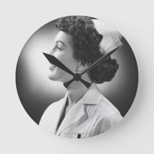 Nurse Posing Runde Wanduhr