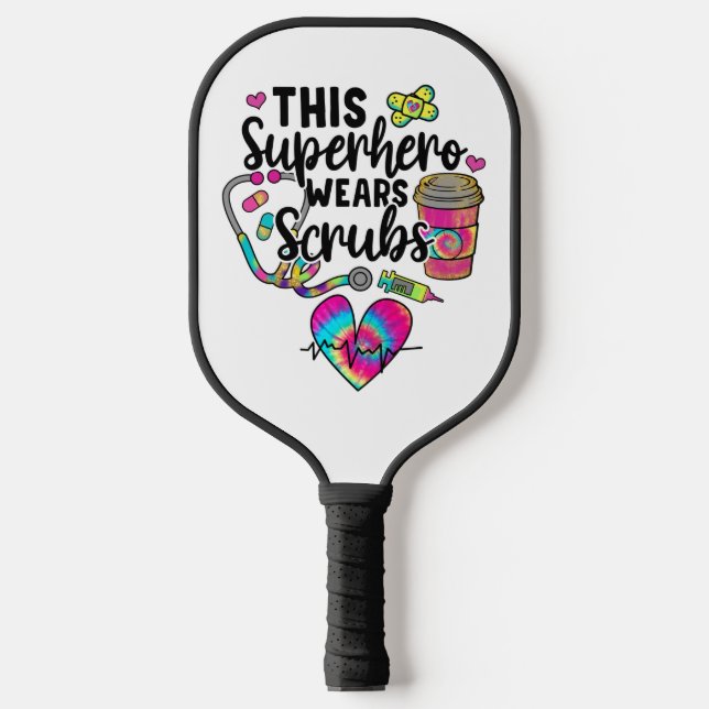 Nurse Superhero trägt Scrubs farbenfrohe Medizin Pickleball Schläger (Vorderseite)