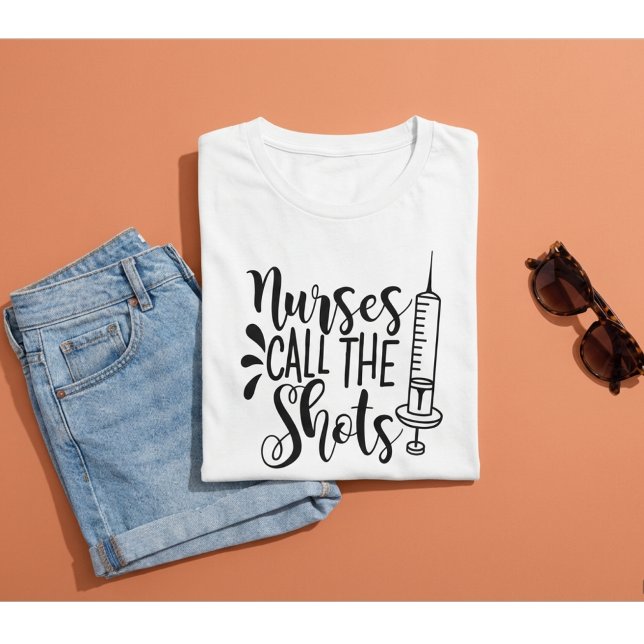 Nurses Call the Shots Funny Nurse Syringe Gift T-Shirt (Von Creator hochgeladen)