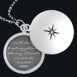 Nurysilber-Locket-Kette Medaillon<br><div class="desc">Nurse silberne Uhrenkette ist etwas, das eine Krankenschwester behalte und für immer pflegt. Jede Krankenschwester wird diese schöne und motivierend Halskette Liebe. "Ich werde meine Patienten immer so haben, wie ich gewollt hätte, behandelt zu werden - Nurse." Silber plattiert und ist auch in Sterling Silber und Gold plattiert. Dies ist...</div>