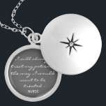 Nurysilber-Locket-Kette Medaillon<br><div class="desc">Nurse silberne Uhrenkette ist etwas, das eine Krankenschwester behalte und für immer pflegt. Jede Krankenschwester wird diese schöne und motivierend Halskette Liebe. "Ich werde meine Patienten immer so haben, wie ich gewollt hätte, behandelt zu werden - Nurse." Silber plattiert und ist auch in Sterling Silber und Gold plattiert. Dies ist...</div>