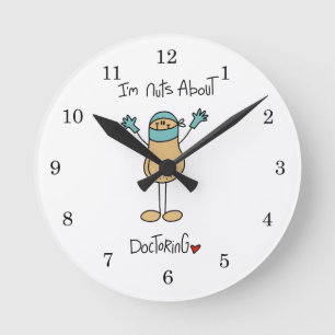 Nüsse über Doktor-T-Shirts und Geschenke Runde Wanduhr