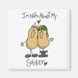 Nüsse wegen meinem Soldaten T-Shirts und Geschenke Magnet