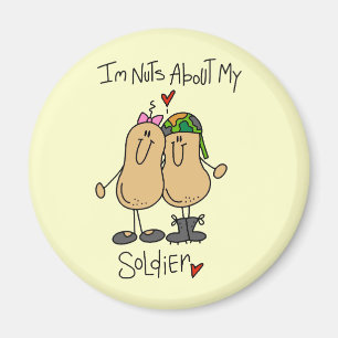 Nüsse wegen meines Soldaten T-Shirts und Geschenke Magnet