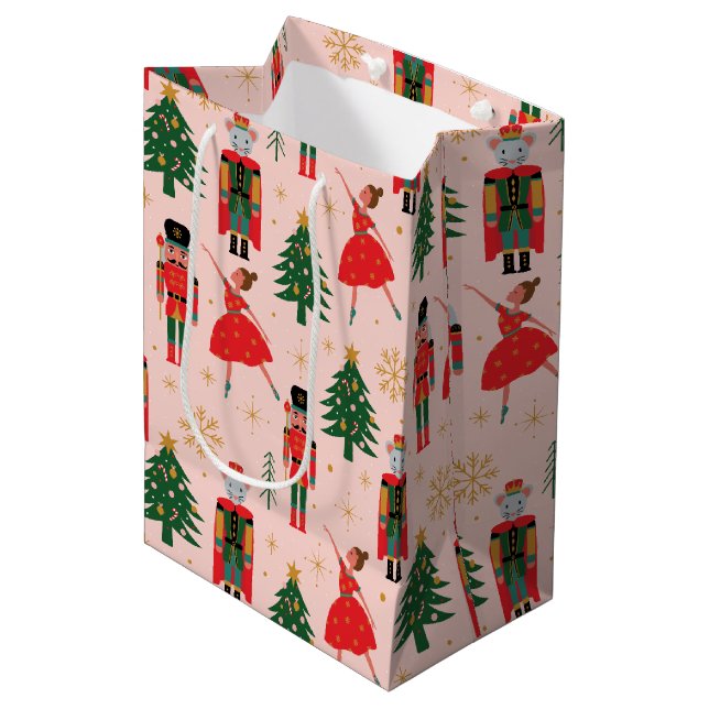 Nutcracker & Ballerina Niedlich Pink Weihnachten Mittlere Geschenktüte (Vorderseite Schrägansicht)