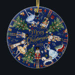 Nutcracker Ballet Vintag Frohe Weihnachts-Foto Keramik Ornament<br><div class="desc">Mit dieser runden Keramik Nutcracker Ballettschmuck lassen Sie Ihren Baum zeitlos zum Urlaubsszauber werden! Mit Vintagen Illustrationen von Nutcracker Soldaten, dem Mauernkönig, Zuckerhut, Clara, und einem festlichen Weihnachtsbaum mit Geschenken, fängt es den Zauber der Saison ein. Die Vorderseite zeigt "Frohe Weihnachten" und das Jahr in der Mitte, während die Rückseite...</div>