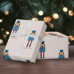 Nutcracker Christmas Geschenkpapier<br><div class="desc">Eine Weihnachtsverpackung mit einer Abbildung eines Nutcracker-Musters und einigen Sternen auf einem hellbraunen Hintergrund. Ideal,  um Ihre Weihnachtsgeschenke zu dekorieren!</div>