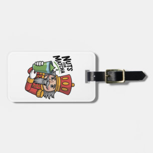 Nutcracker hält Matcha Latte Lustige Nüsse für Mat Gepäckanhänger