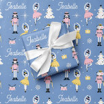 Nutcracker Individuelle Name Blue Christmas Geschenkpapier Set<br><div class="desc">Dieses Nusscracker Weihnachtsverpackungspapier zeigt ein niedliches,  skurriles Muster von Nussknackern und tanzenden Ballerinas auf blauem Hintergrund. Personalisieren Sie es,  indem Sie den Namen Ihres Kindes in einem stilvollen Skript-Schriftart hinzufügen. Das perfekte personalisierte GIF für den Urlaub!</div>