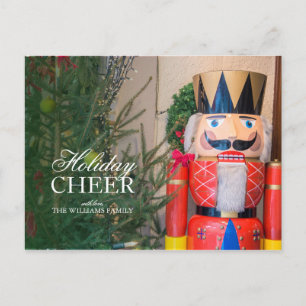 Nutcracker neben dekorierten Ferienbaumen Feiertagspostkarte