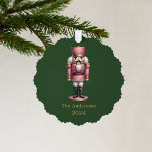 Nutcracker rosa grüne, einfache Weihnachtszeit Ornament Karte<br><div class="desc">Grüner Hintergrund und ein rosa Nussknacker. Personalisieren und fügen Sie einen Namen und ein Jahr.</div>