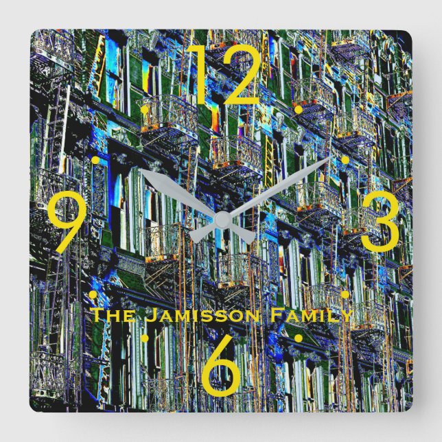 NYC Fire Escapes Pop Art Moderne Runde oder Platz Quadratische Wanduhr (Vorderseite)