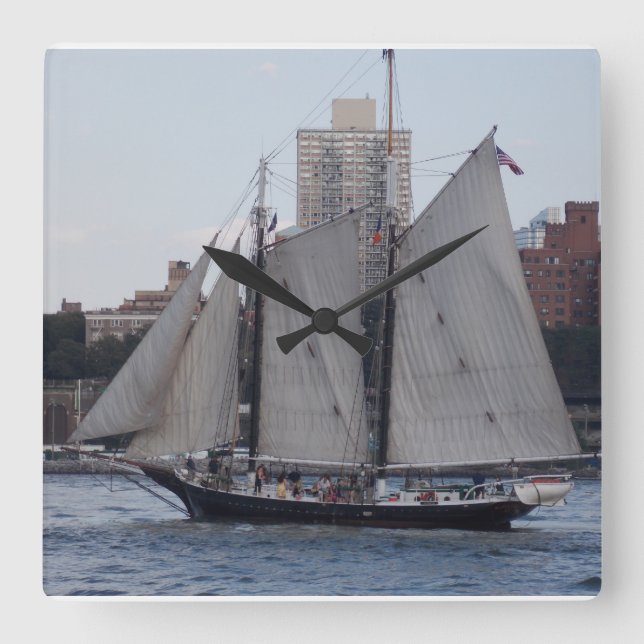 NYC Sailboat 1 Quadratische Wanduhr (Vorderseite)