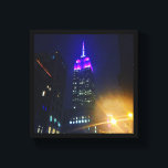 NYC Skycraper Lila Empire State Gebäude Night Leinwanddruck<br><div class="desc">Das lila Empire State Gebäude ist in Originalfarben abgebildet. Fotografiert in New York City. Viele weitere Fotos sind auch in diesem Shop erhältlich. Sehen Sie nicht genau,  wonach Sie suchen? Kontaktieren Sie Rebecca um ein Produkt speziell für Sie zu gestalten!</div>