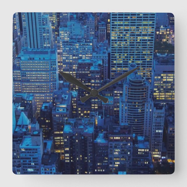 NYC Skyline, Hochwinkel bei Dämmerung Quadratische Wanduhr (Vorderseite)