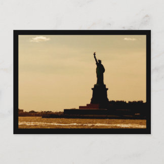 NYC Statue of Liberty Dusk Postkarte