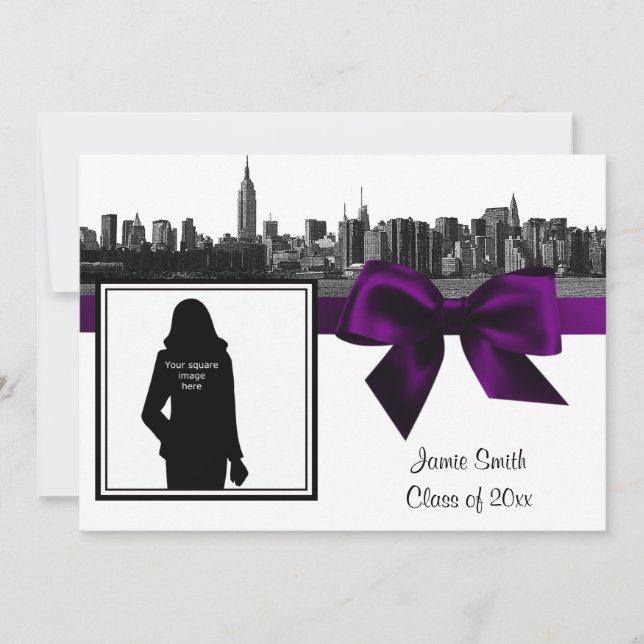 NYC Wide Skyline Etched BW Lila Foto Abschluss Einladung (Vorderseite)