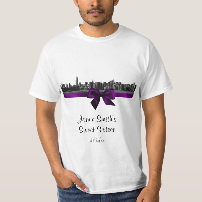 NYC Wide Skyline Etched BW Lila T - Shirt (Vorderseite)